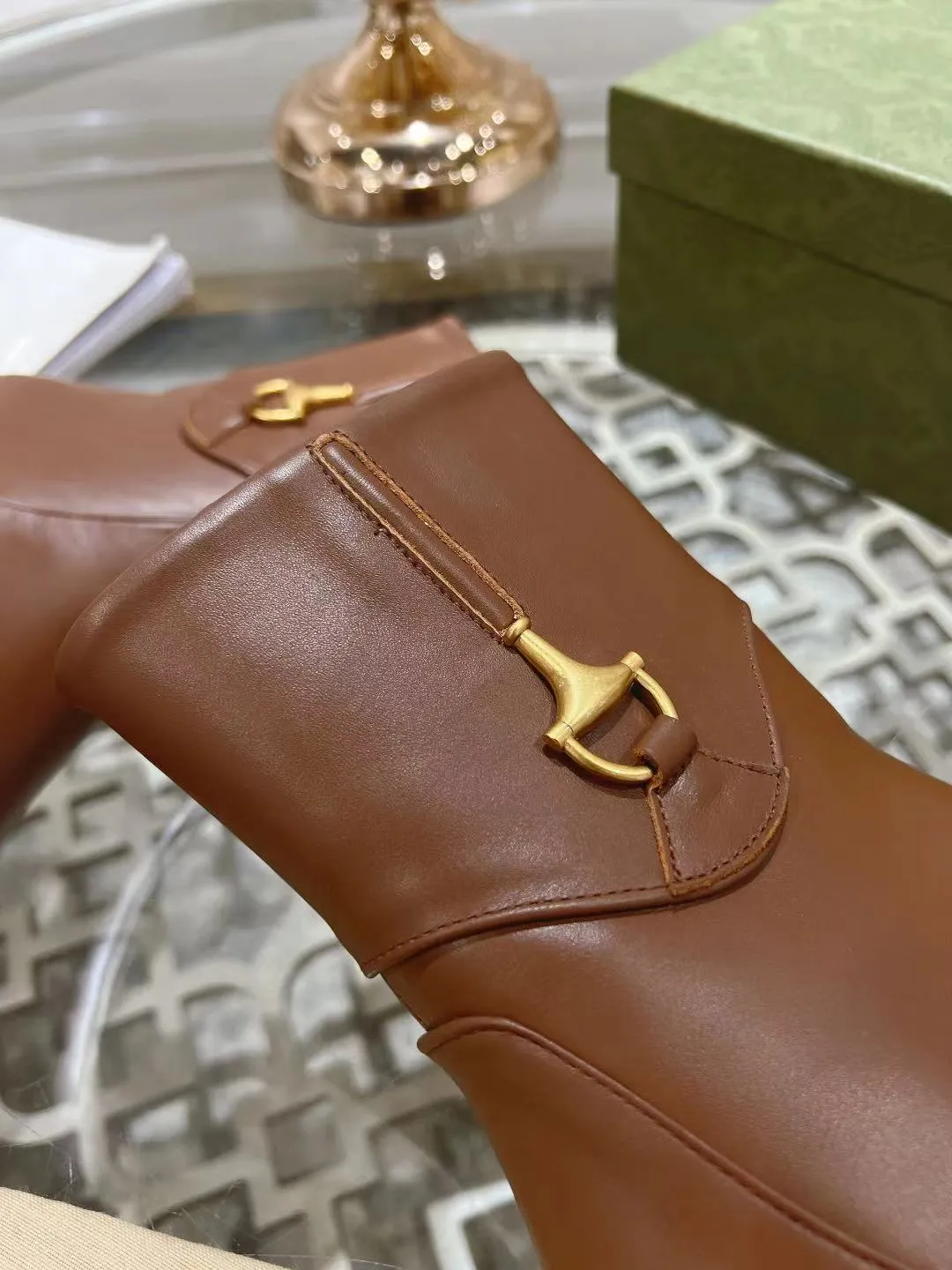👟👟Ex-factory price 600👟👟 Gucci's latest popular half-horsebit detail boots for autumn and winter, European and American punk style riding boots, horsebit detail boots, the same style as the big-name street style darlings of European and American stars. Upper: Calfskin imported from Italy Size: 35-42#